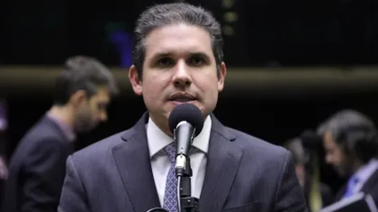 Hugo Motta passa por sabatina informal com Lula e Bolsonaro após entrar na briga pela sucessão de Lira 