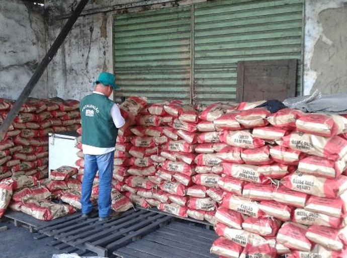 Fiscais do IMA interditam e autuam distribuidora de carvão em Arapiraca