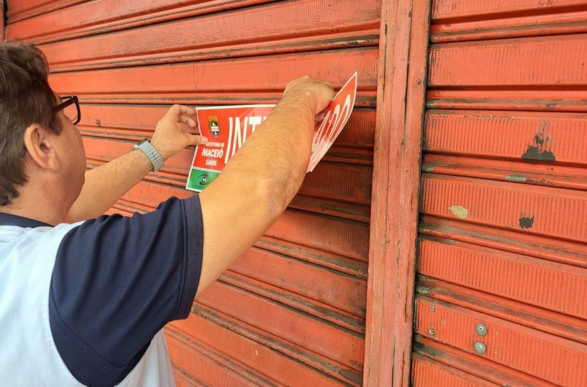 Vigilância Sanitária interdita farmácia em Chã de Bebedouro