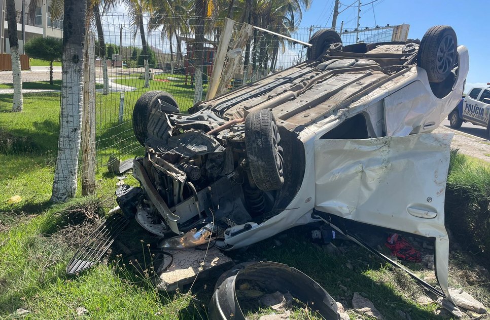 Veículo com cinco pessoa capota na SE-100 em Aracaju / Foto: Foto: BPRv/SE