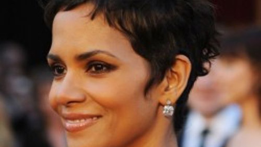 Justiça proíbe fã de chegar perto de Halle Berry