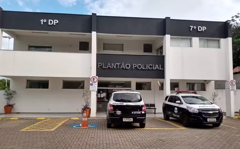 Criança de 11 anos atira acidentalmente no colega com arma do pai