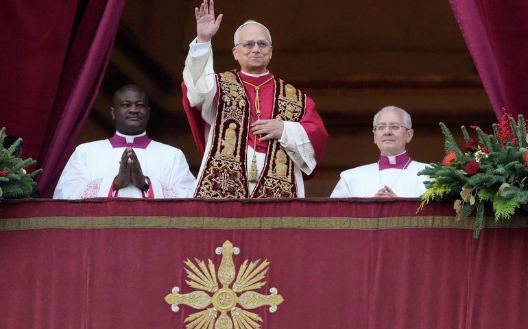 Papa Leão XIV acena antes de conceder a bênção de Natal na Basílica de São Pedro