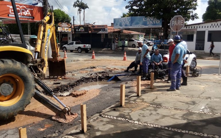 Farol: Casal trabalha para consertar adutora e regularizar abastecimento