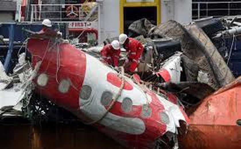 Indonésia encerra buscas pelos 56 desaparecidos no avião da AirAsia