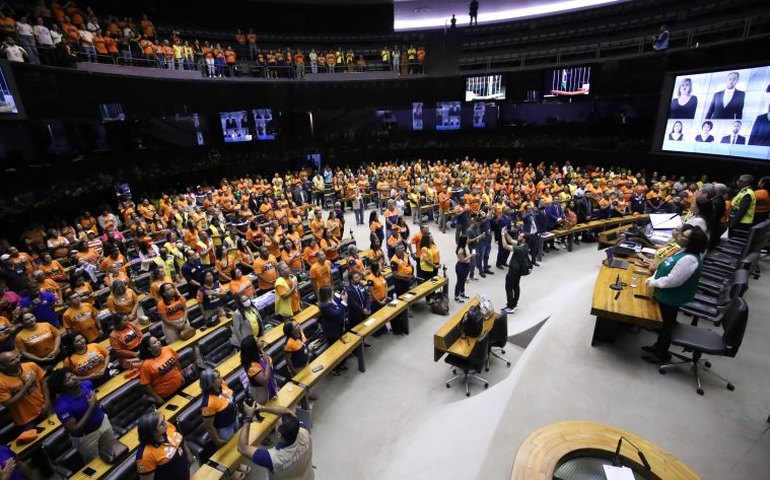 Cancelado debate sobre alto preço das passagens aéreas no Brasil