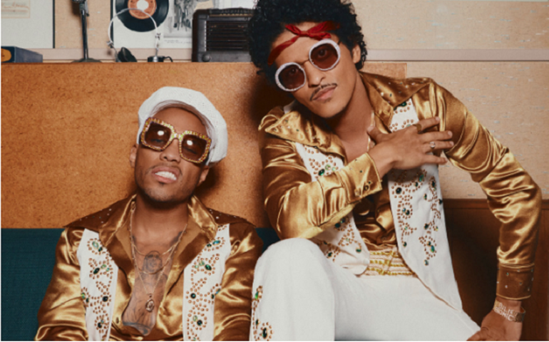 Mars e .Paak festejam números e prêmios de Silk Sonic