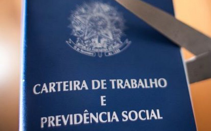 Trabalho com carteira assinada perde quase 3 milhões de vagas no Brasil em 8 anos