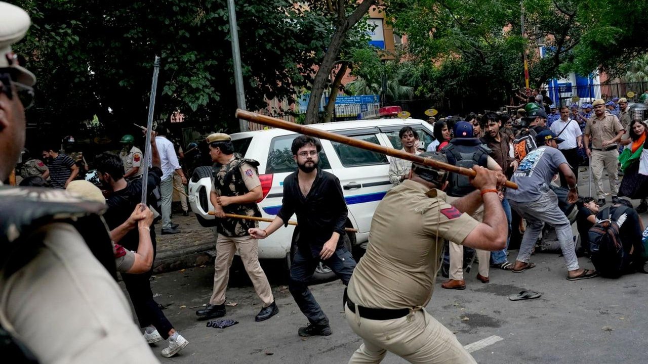 Policiais e manifestantes se confrontam em protesto pela demissão do ministro da Educação