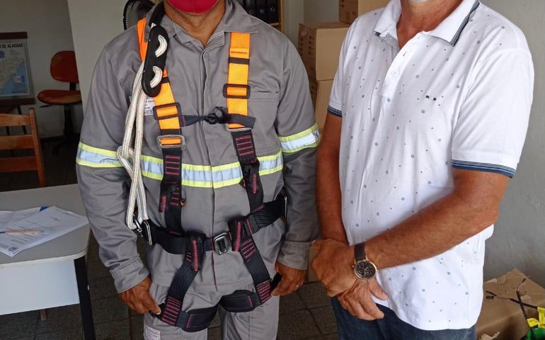 Prefeitura de Anadia garante equipamentos de segurança e fardamento para profissionais da iluminação pública