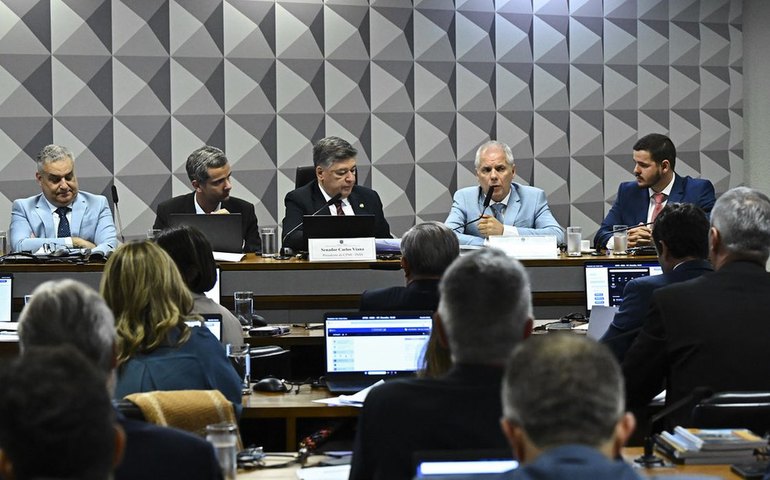 Ex-presidente do INSS se nega a responder perguntas de relator da CPI