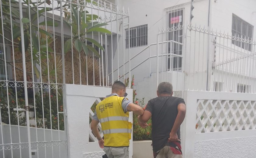 Homem em situação de rua recebe acolhimento do Social do Ronda no Bairro