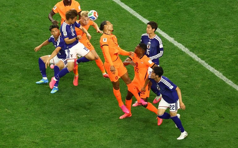 Japão e Holanda empatam em estreia movimentada pelo Grupo F da Copa