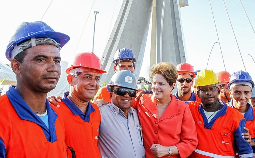 Em Recife, presidenta visita obra viária e terminal integrado de passageiros