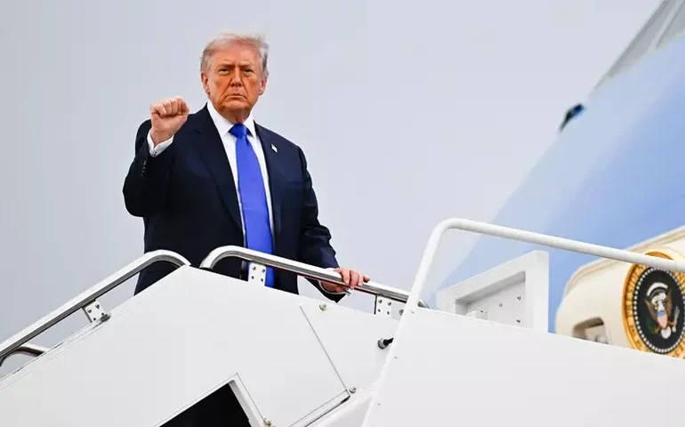 Trump se irrita com pergunta sobre manifesto de atirador: 'não sou pedófilo'