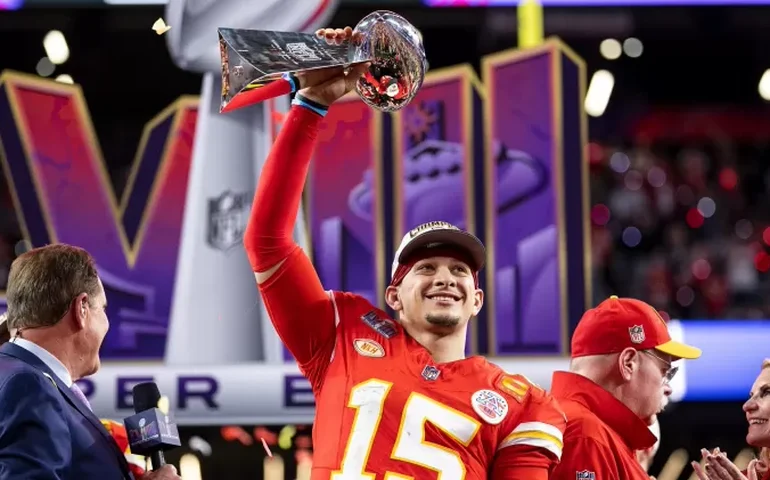 Patrick Mahomes comemora título do Super Bowl na Disneylândia com família; veja fotos