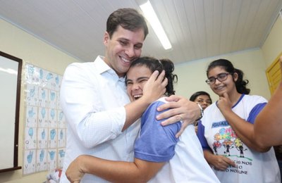 Prefeito Cacau cria PL que possibilita redução de carga horária de servidores para acompanhar cuidados de PCDs