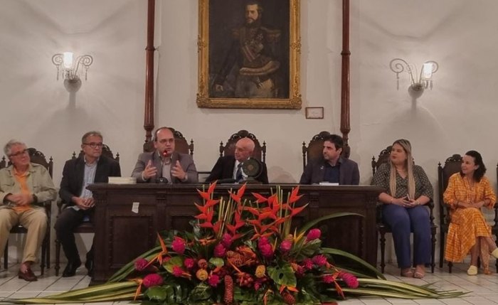 Livro reúne cartas trocadas dos dois autores