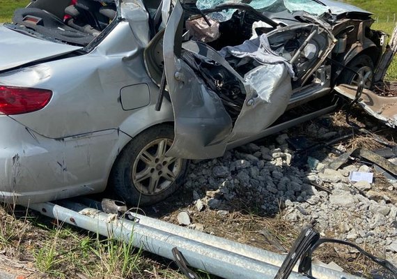 Motorista do Fiat Siena prata perde controle e colide com poste, passageiro morre no local