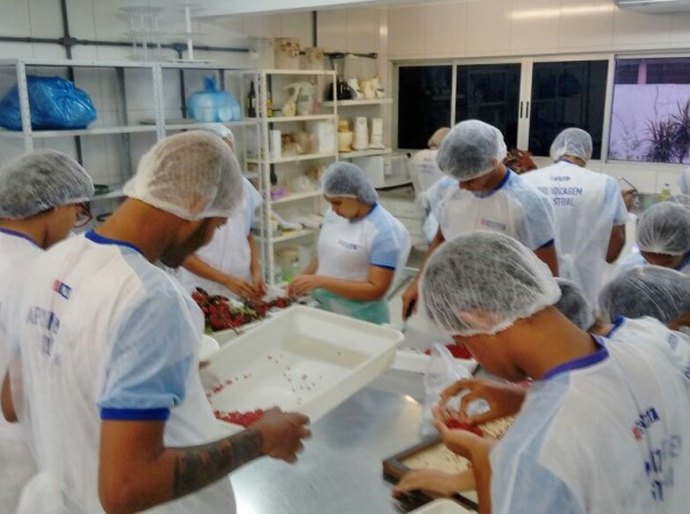 Alunos do Senai desenvolvem ‘pimenta rosa’ a partir da semente de aroeira