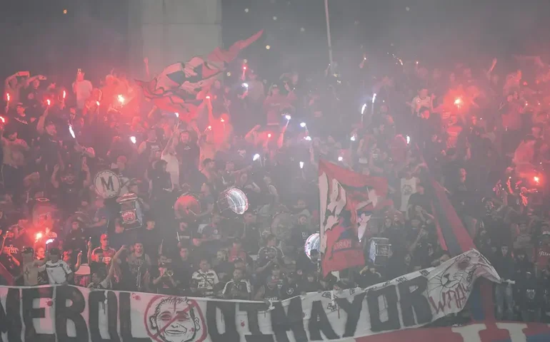 Protestos da torcida do Independiente Medellín interrompem jogo do Flamengo