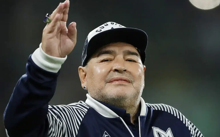 Empresa sueca fecha acordo com herdeiros de Maradona para lançar linha oficial de produtos do astro