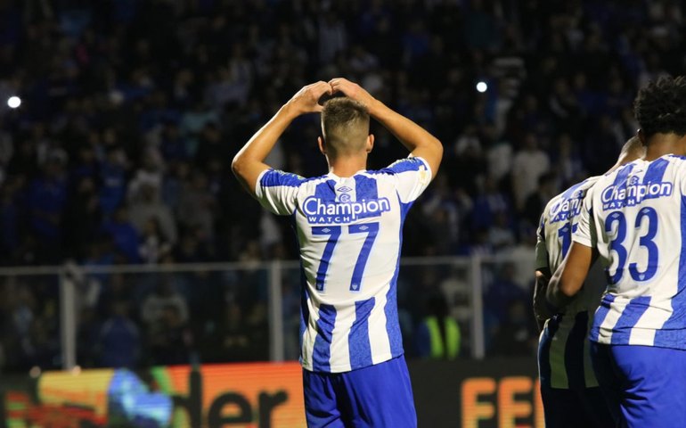 Avaí vence o Fortaleza, encosta no G-4 e afunda adversário no Brasileirão