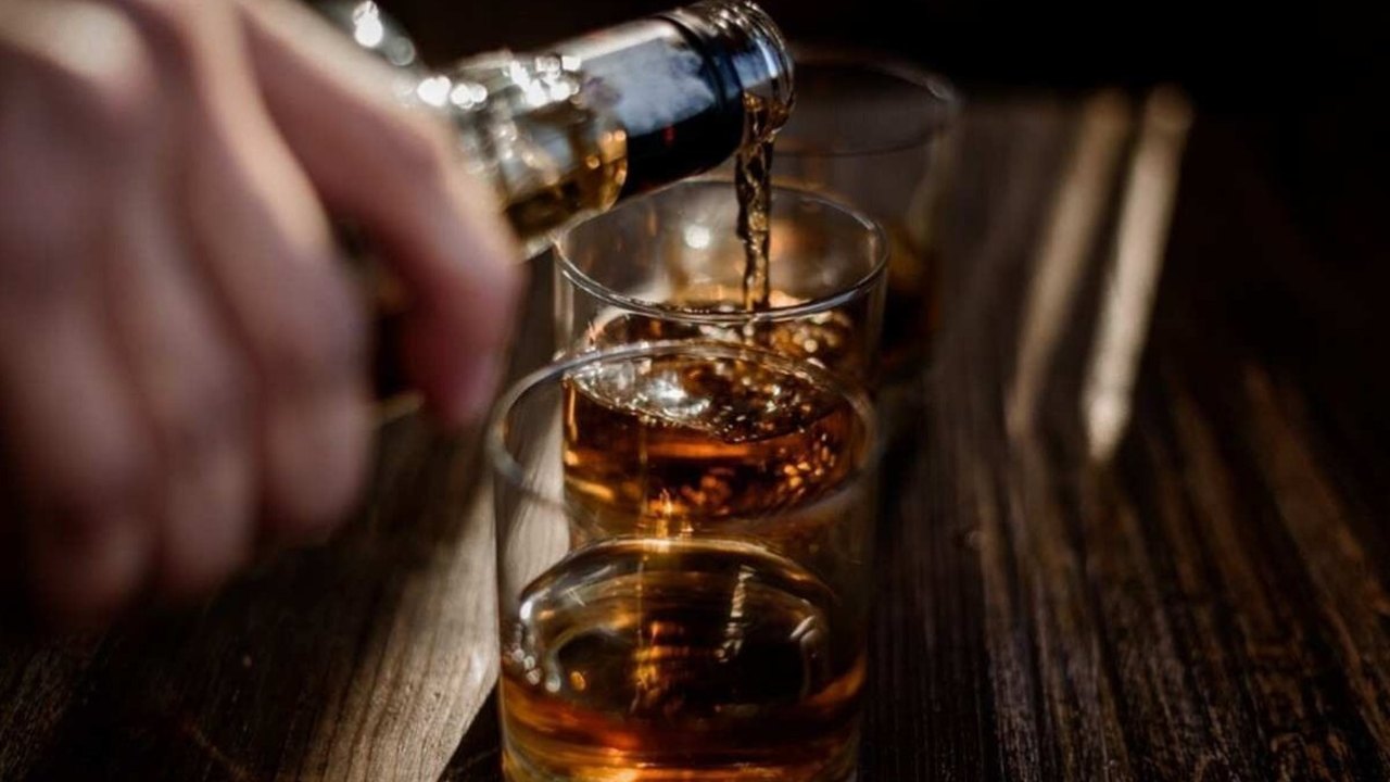 Número de mortos após consumo de bebida alcoólica adulterada na Índia passa de 50