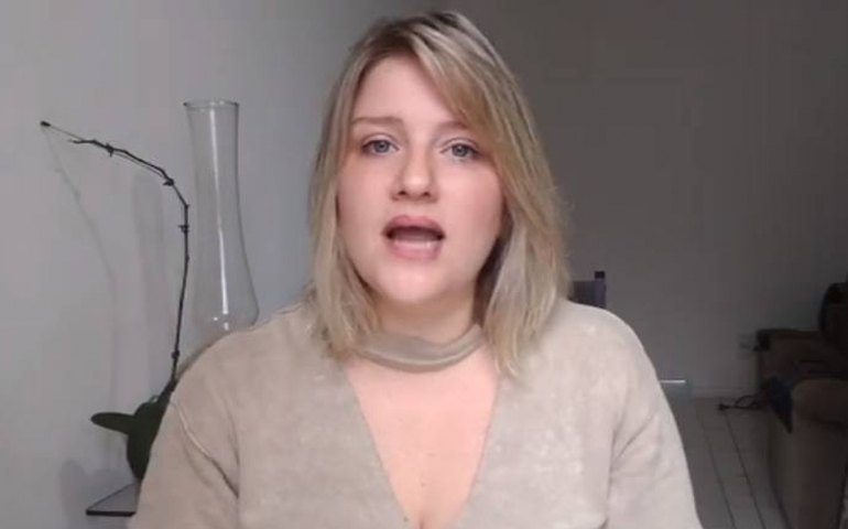 Mulher que cobrou Bolsonaro sobre mortes é do MBL e trabalha para Holiday