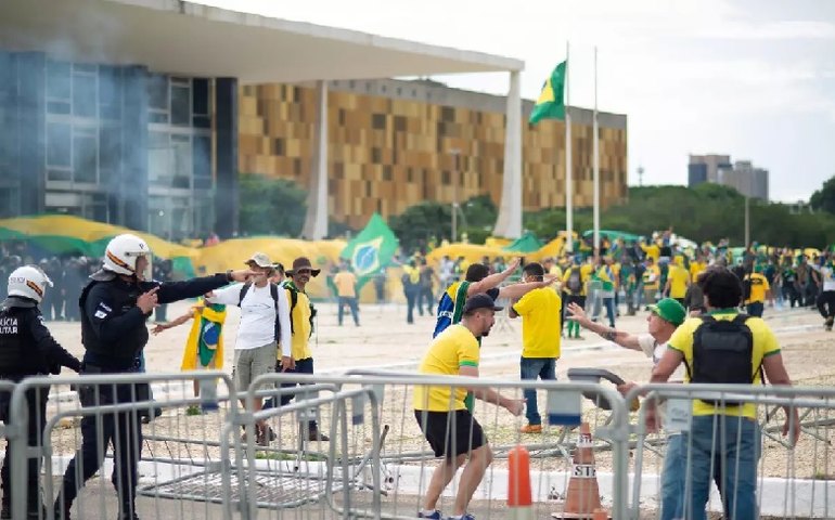 Em Brasília, jornalistas são agredidos com socos e chutes em cobertura de invasão