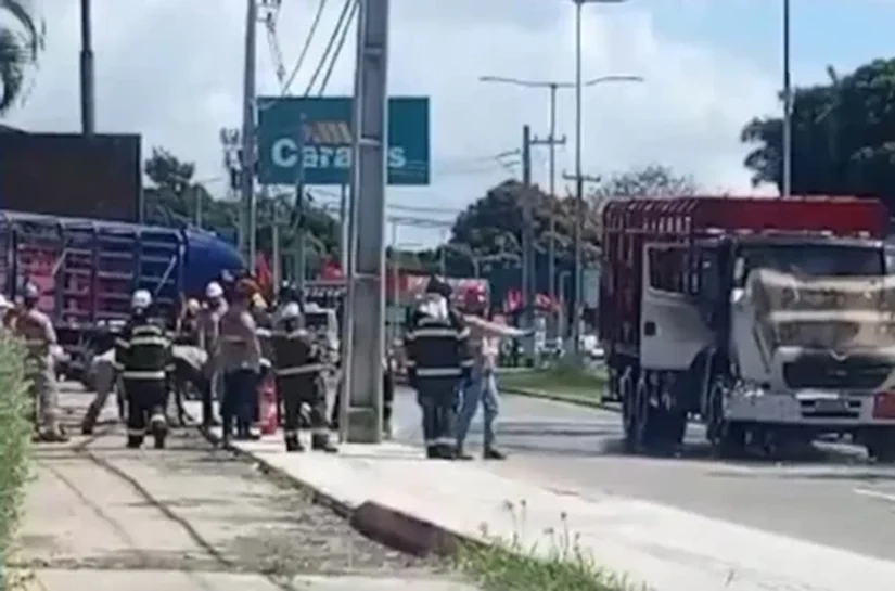 Caminhão com botijões de gás pega fogo na Durval de Góes Monteiro