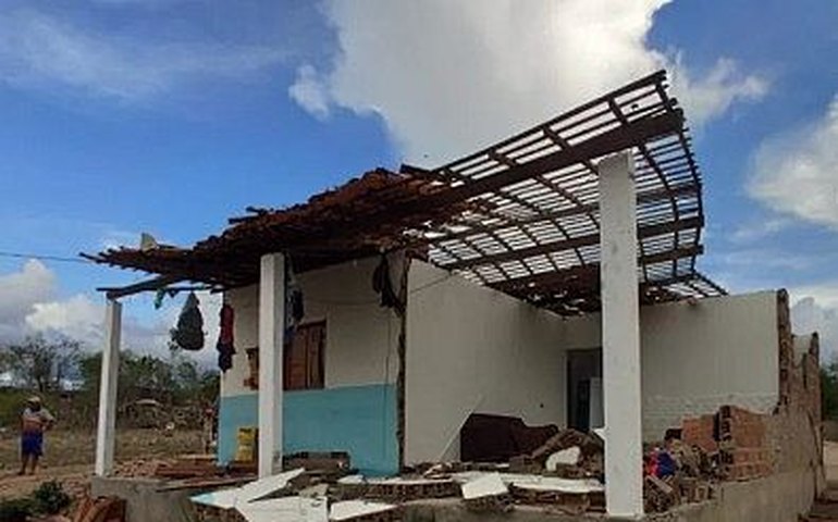 Tornado em Estrela de Alagoas danificou 17 residências, sendo duas completamente destruídas