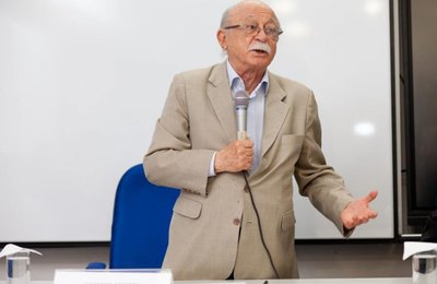 Roberto Amaral, ex-ministro de Ciência e Tecnologia, participa de palestra na Ufal