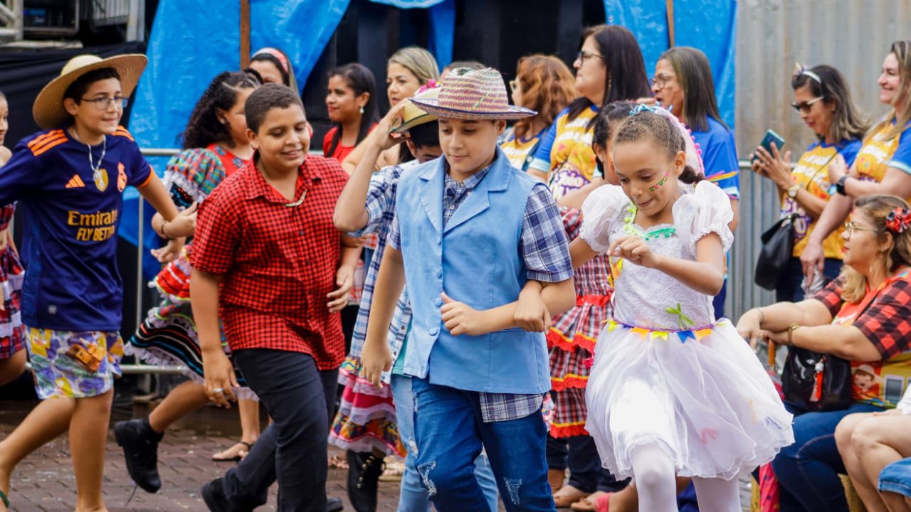 Edu Lima alegra Arraiá das Crianças; festa teve apresentação de quadrilhas