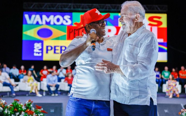 Ex-catador e ex-servente, médico formado pelo Prouni agradece a Lula durante ato em Olinda (PE)