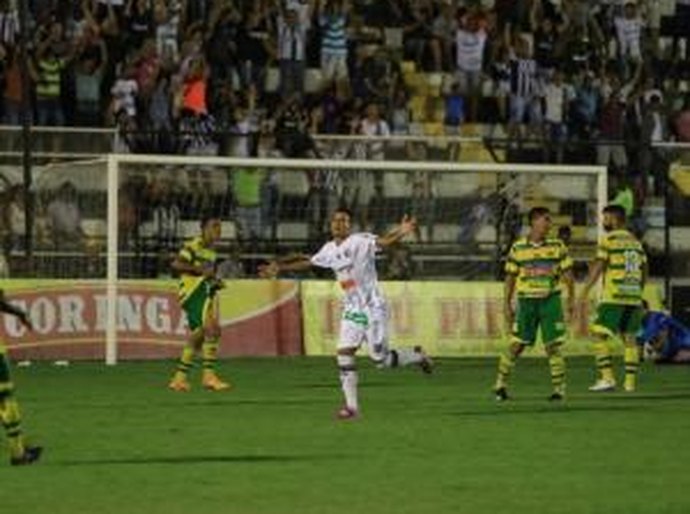 Jean Carlos sai do banco e marca o gol da vitória do ASA diante do Ipanema