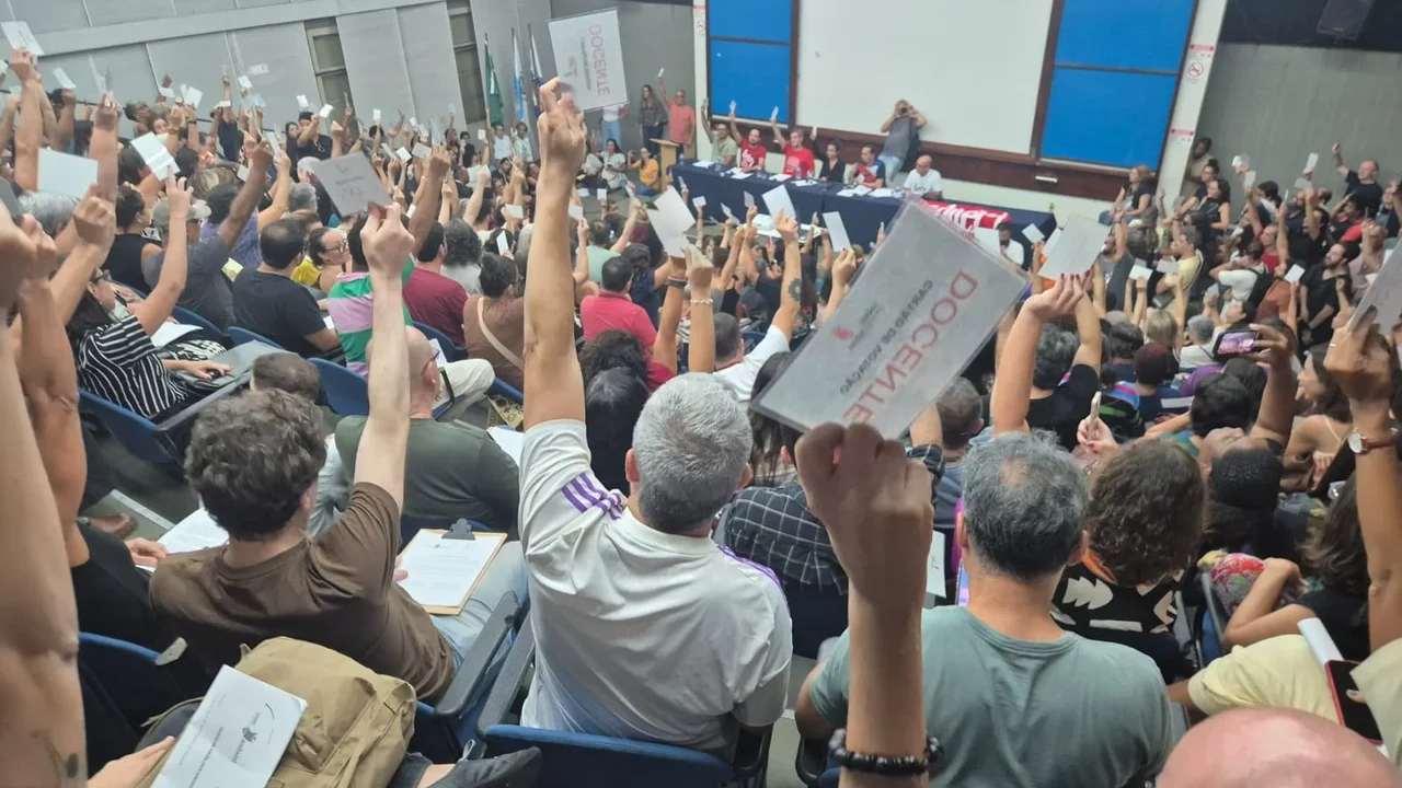 Professores da Uerj suspendem greve, após três meses de paralisação