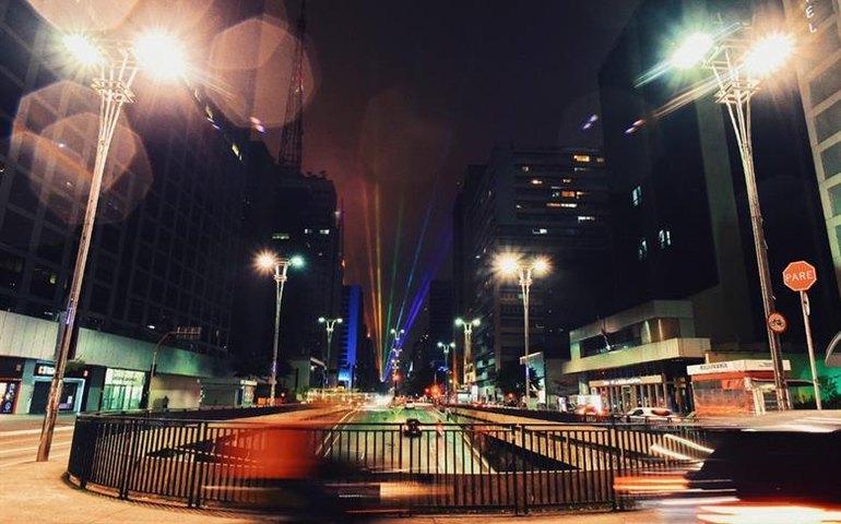 Arco-íris ilumina Avenida Paulista para celebrar parada LGBTQIA+