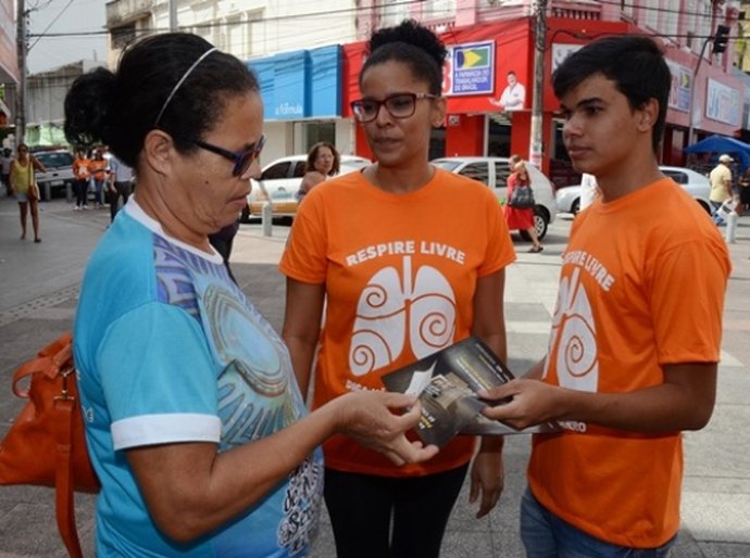 Sesau promove panfletagem para alertar sobre males do fumo