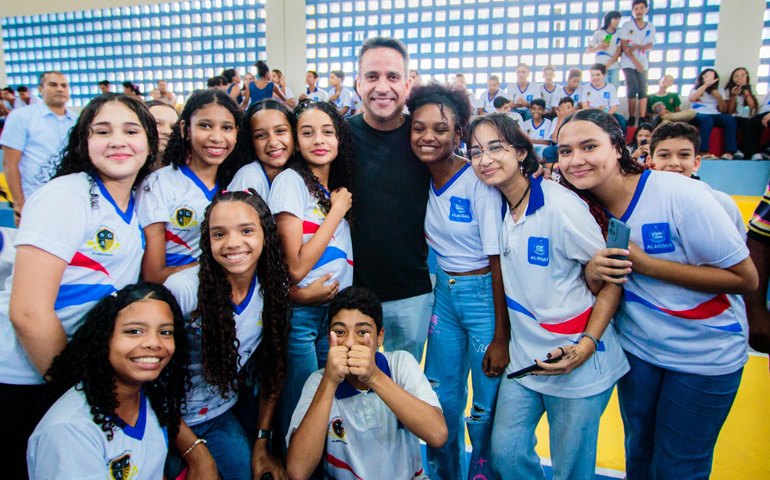 Governador entrega ginásio e revitalização da Escola Maria da Salete Gusmão, no Clima Bom
