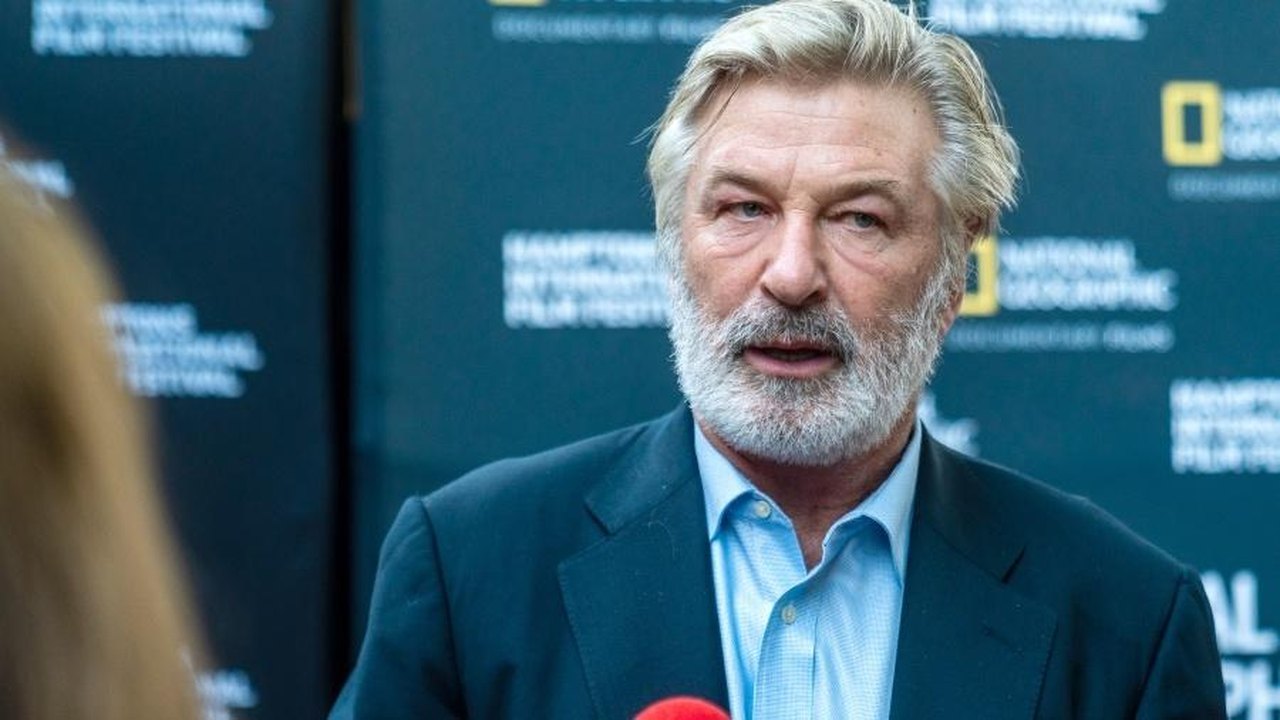 Alec Baldwin processa equipe de ‘Rust’ por morte de diretora de fotografia no set