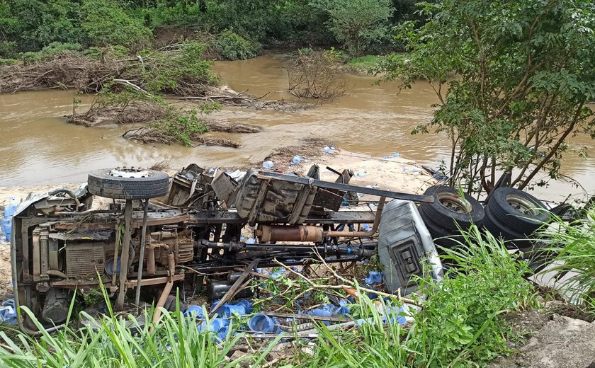 Caminhoneiro tem perna decepada após veículo cair de ponte em Atalaia