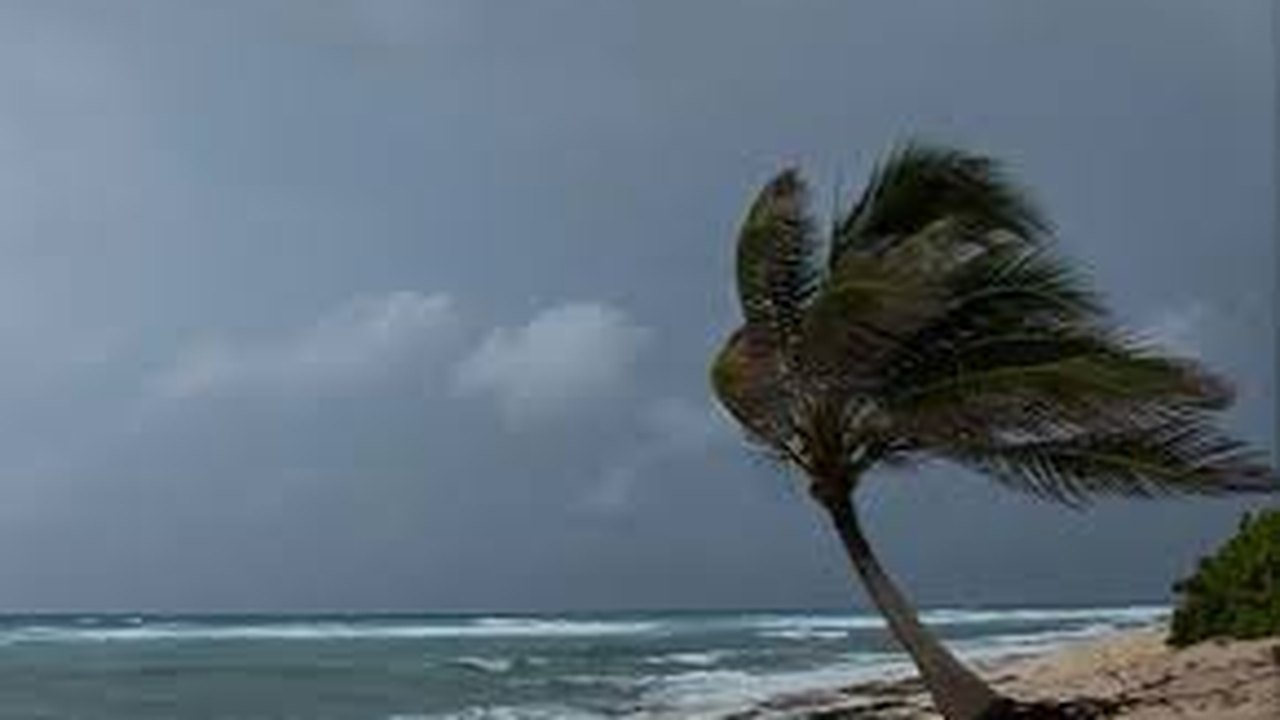Tempestade tropical Ernesto se torna furacão e gera fortes ondas na Costa Leste americana