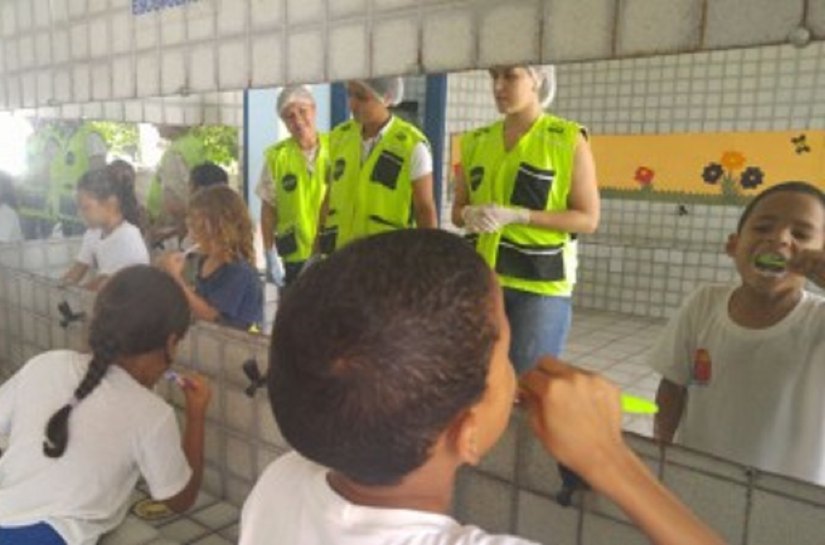 Lar São Domingos aplica flúor nas crianças com kits arrecadados
