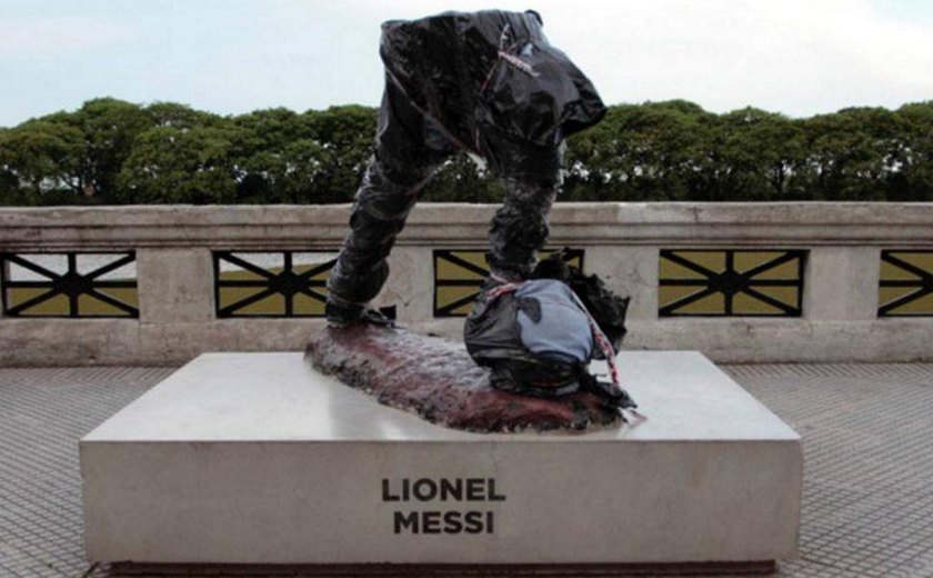 Estátua de Messi em Buenos Aires é destruída