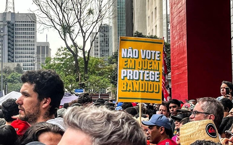 Manifestantes vão às ruas em SP e outras capitais contra a PEC da Blindagem