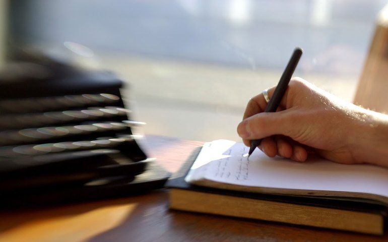 Ghost-writers veem demanda crescer com redes sociais