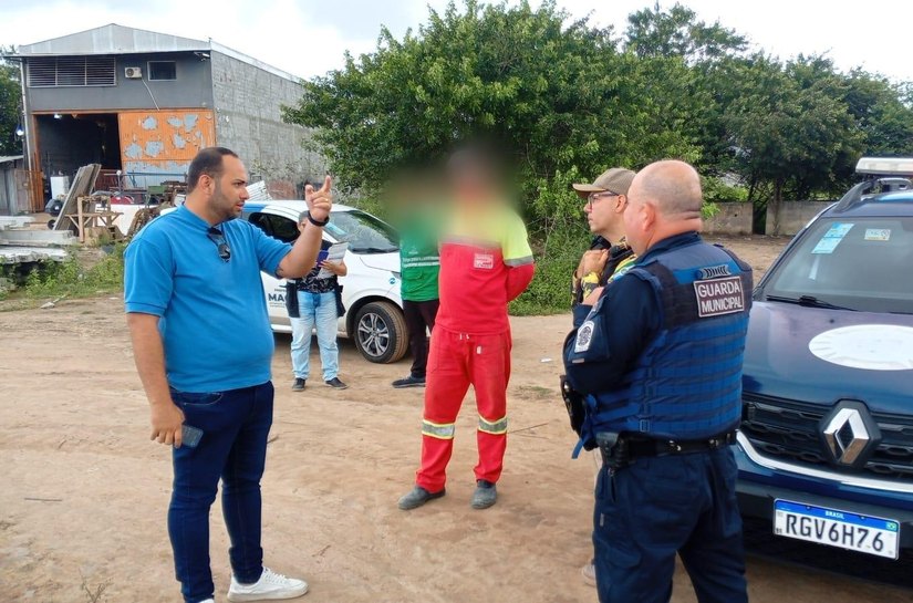 Agentes do DMTT e Alurb flagram descarte irregular de lixo em área verde na Santa Lúcia