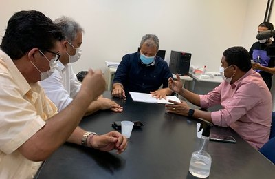 Júlio Cezar assina novo convênio de R$ 5 milhões com Governo do Estado