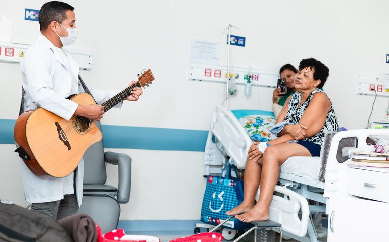 Projeto Tocando Corações leva música a pacientes internados no Hospital Metropolitano de Alagoas